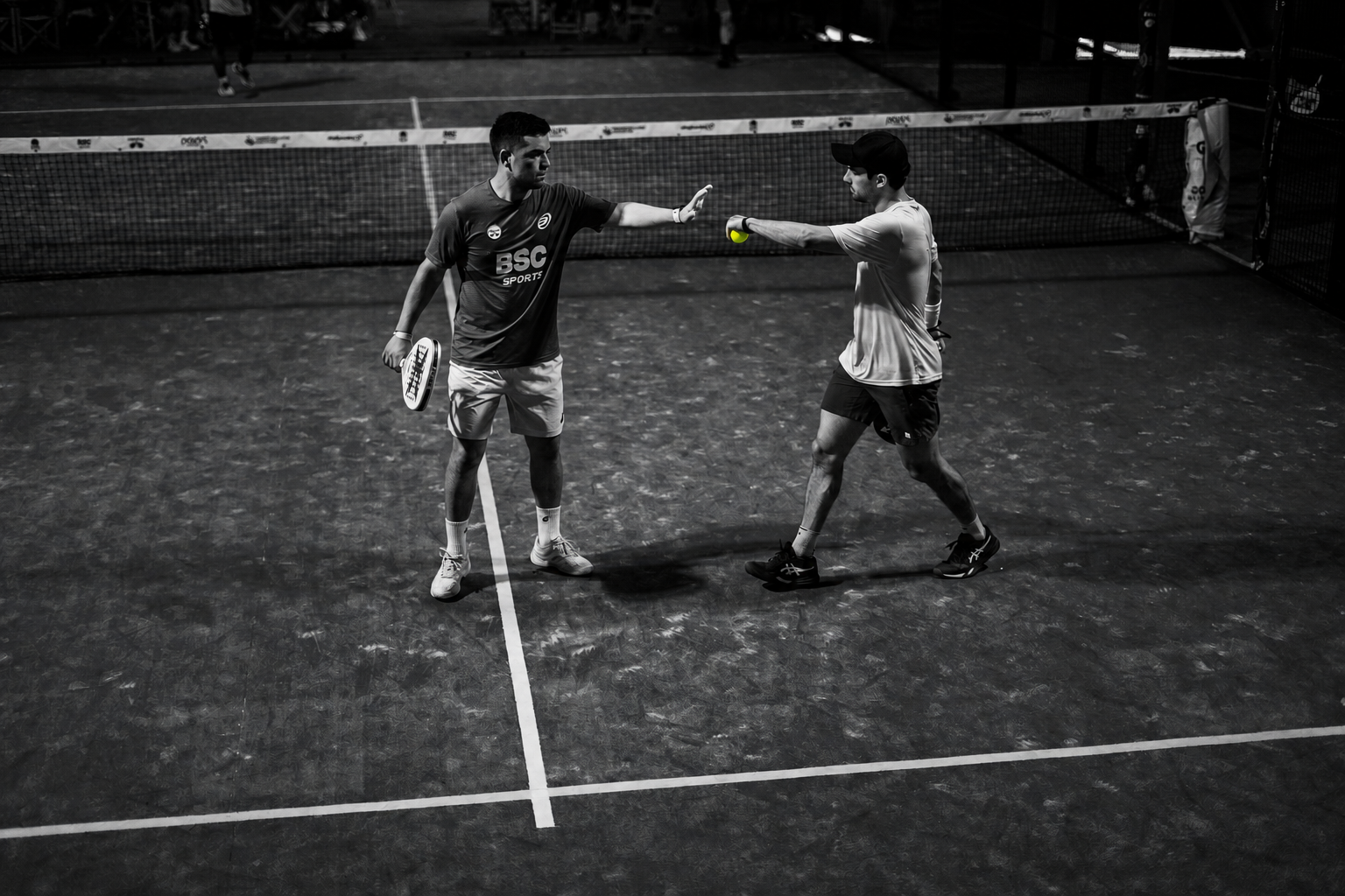 Dos jugadores de pádel compartiendo en cancha