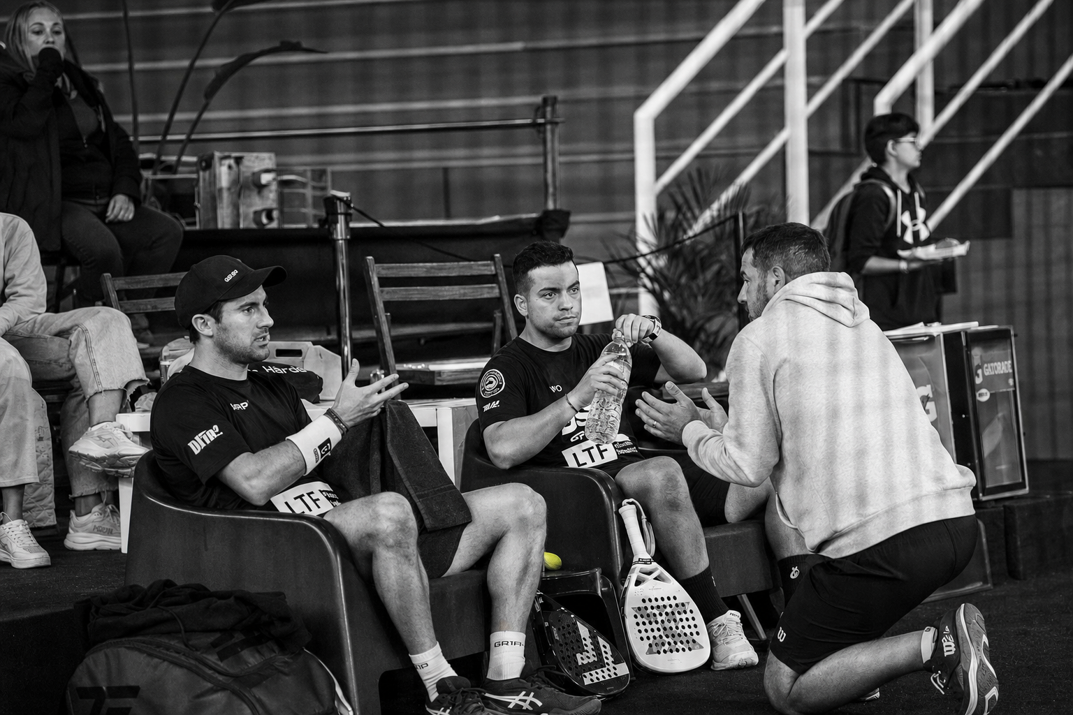Jugadores conversando con su entrenador durante una instancia de seguimiento deportivo